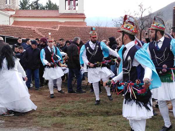 Ο Μωμόγεροι της Σκήτης ξεχύθηκαν στις γειτονιές του χωριού