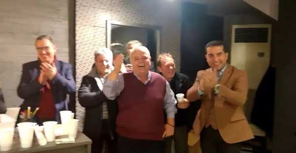Ο Γιώργος Σβώλης τραγουδά για τους επιχειρηματίες της πόλης