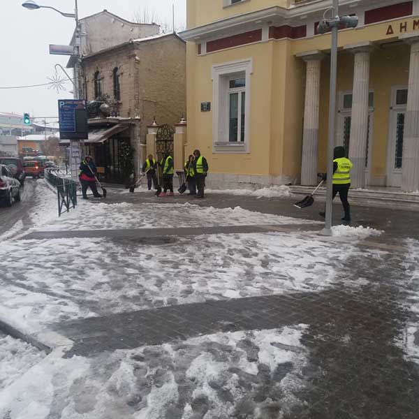Τα συνεργεία καθαρισμού αποχιονίζουν την πλατεία της Κοζάνης-Φωτογραφίες της λευκής πλατείας