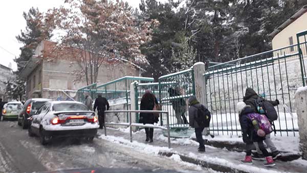 Στα λευκά ξύπνησε η Κοζάνη-Ανοιχτοί οι δρόμοι με χιόνια