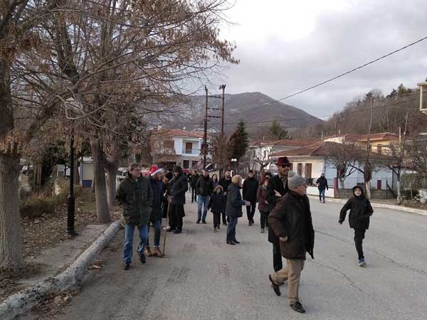 Το έθιμο του Άη Βασίλη βίωσαν και αναβίωσαν στο Χρώμιο – Παραδοσιακά κάλαντα στα σπίτια με παραλλαγές