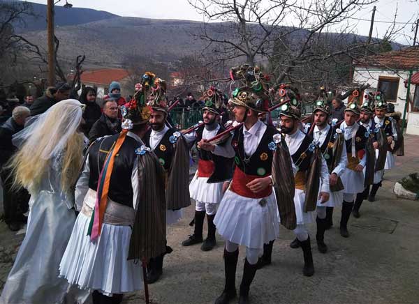 Οι Μωμόγεροι ξεσήκωσαν τα Αλωνάκια Κοζάνης την παραμονή της Πρωτοχρονιάς