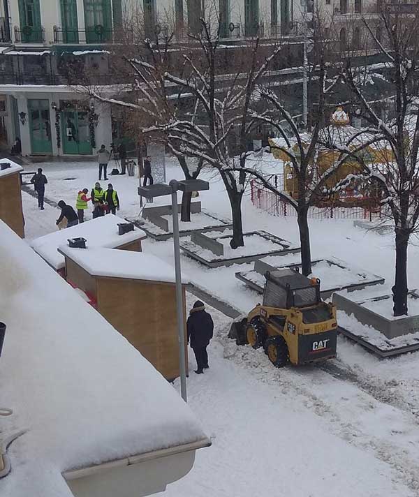 Ξεκίνησε ο αποχιονισμός της κεντρικής πλατείας Κοζάνης