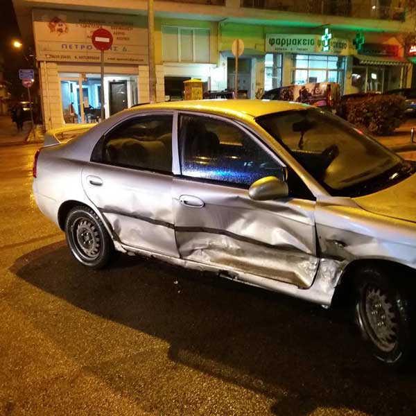 Πλαγιομετωπική σύγκρουση δύο Ι.Χ. στην Αριστοτέλους χωρίς τραυματίες