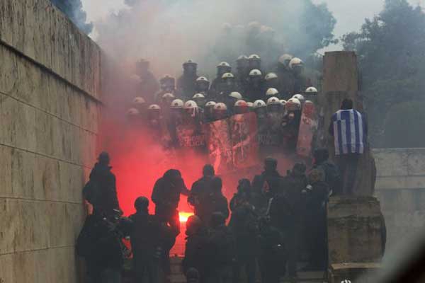 Οι δυνάμεις καταστολής της κυβέρνησης διαλύουν ένα ειρηνικό συλλαλητήριο κατά της Συμφωνίας των Πρεσπών