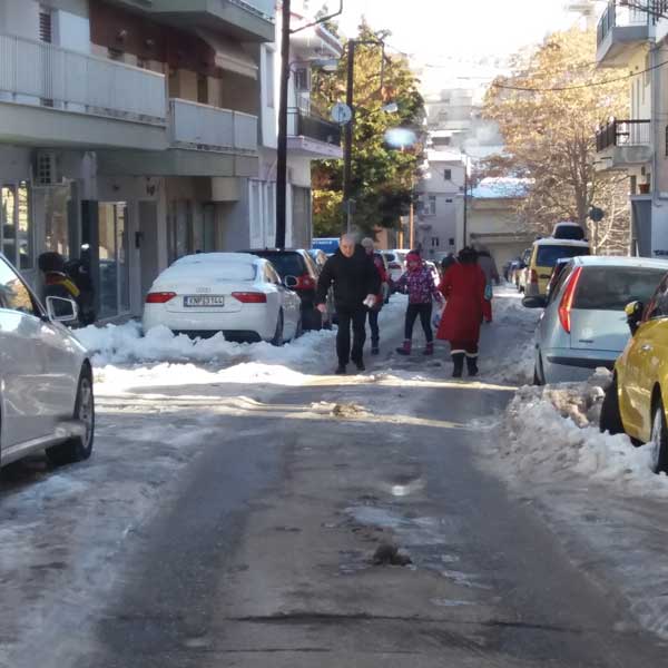 Η φωτογραφία της ημέρας: Οι δρόμοι έγιναν πεζοδρόμια στην Κοζάνη