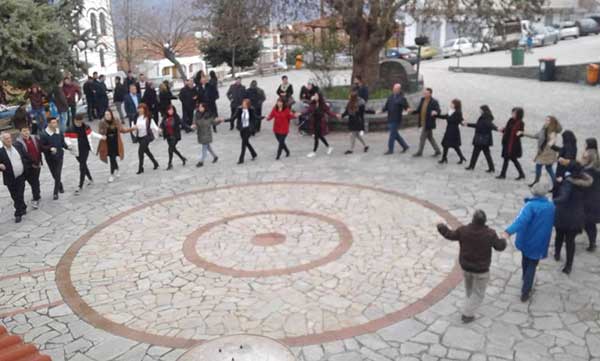 Το παραδοσιακό έθιμο της Πρωτοχρονιάς στην Ελάτη (φωτογραφίες)