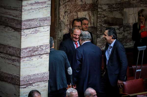 Με τις πατερίτσες ο Γιώργος Κασαπίδης στη σημερινή ψηφοφορία 