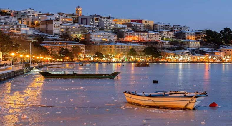 Η φωτογραφία της ημέρας: Η παγωμένη λίμνη της Καστοριάς (του Αργύρη Καραμούζα)