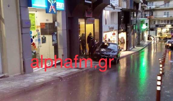 Τροχαίο ατύχημα στην οδό Κολοκοτρώνη στην Καστοριά – Αυτοκίνητο «καρφώθηκε» σε τζαμαρία καταστήματος ρούχων