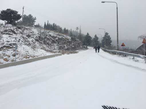 Έντονη η χιονόπτωση στην Καστοριά – Έχουν κλείσει δρόμοι