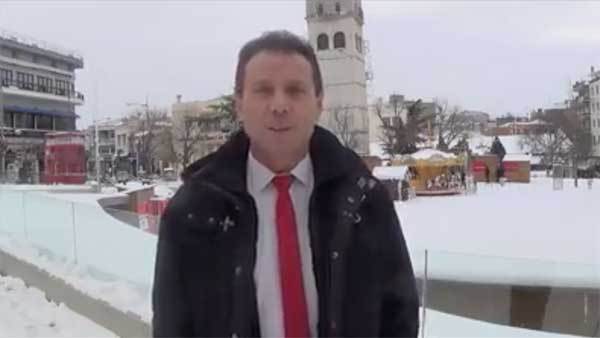 Ο Φώτης Κεχαγιάς ανακοινώνει την υποψηφιότητά του για το δήμο Κοζάνης με φόντο τα χιόνια της κεντρικής πλατείας
