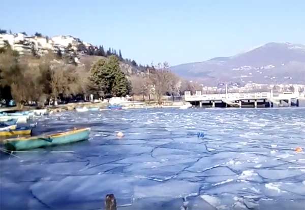 Δείτε εντυπωσιακά πλάνα από την παγωμένη λίμνη της Καστοριάς