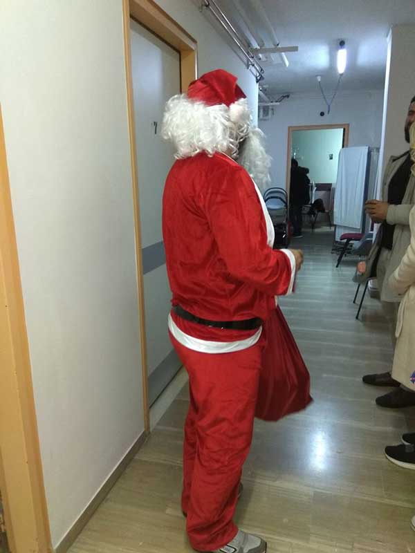 O Άη Βασίλης ήρθε και στην παιδιατρική του Μαμάτσειου σκορπίζοντας απίστευτη χαρά