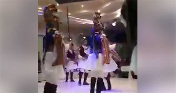 Οι μικροι μωμόγεροι από τα Αλωνάκια στον χορό της Ευξείνου Λέσχης Κοζάνης