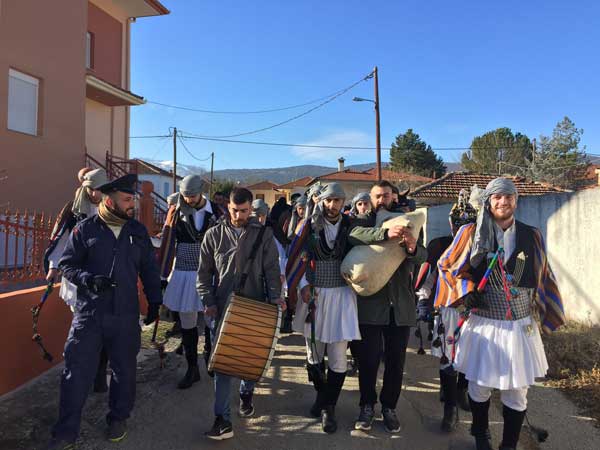 Αναβίωσαν και σήμερα οι Μωμόγεροι στο Πρωτοχώρι – Έκλεισε ο φετινός κύκλος του εθίμου στο Δήμο Κοζάνης 