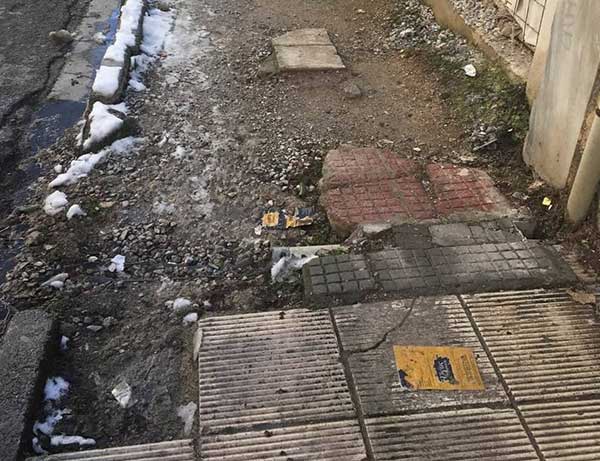 Παράπονα αναγνώστη:Το κατεστραμμένο πεζοδρόμιο της Ολύμπου μπροστά από το εγκαταλελειμμένο κτίριο