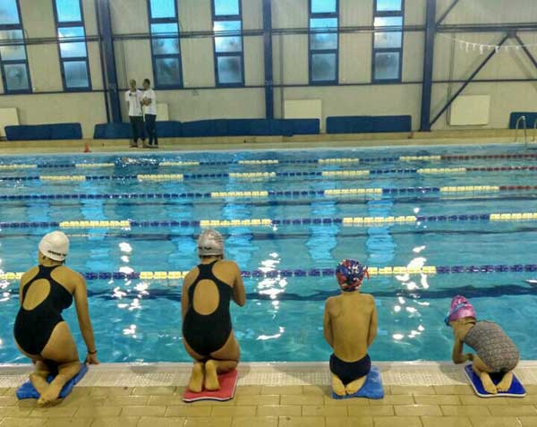 Στους 27οC η θερμοκρασία εντός κι εκτός πισίνας στο Λιάπειο-Ζεστό νερό στα αποδυτήρια