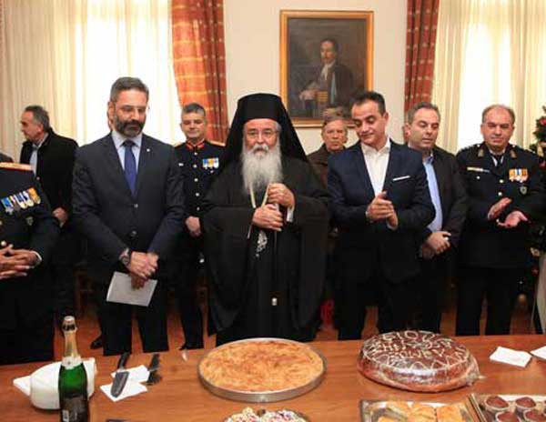 Μια αλμυρή και μια γλυκιά πίτα έκοψε ο μητροπολίτης στο Δημαρχείο Κοζάνης