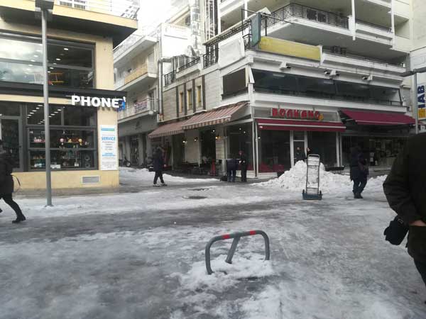 Παγωμένοι δρόμοι: συμβουλές προς οδηγούς και πεζούς