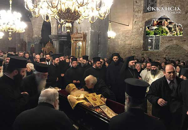 Σιατίστης Παύλος – Χαλκίδα τώρα: Χιλιάδες συγκλονισμένοι στο λαϊκό προσκύνημα για τον Μακαριστό Ιεράρχη