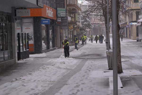 Τα συνεργεία καθαρισμού του δήμου αποχιονίζουν την κεντρική πλατεία