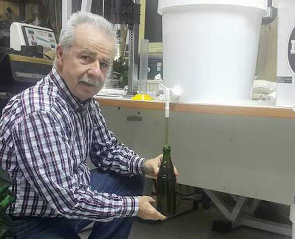 Ο Χρήστος Βράνος από επαγγελματίας φωτογράφος, παραγωγός σπιτικής μπύρας και καρυδιών