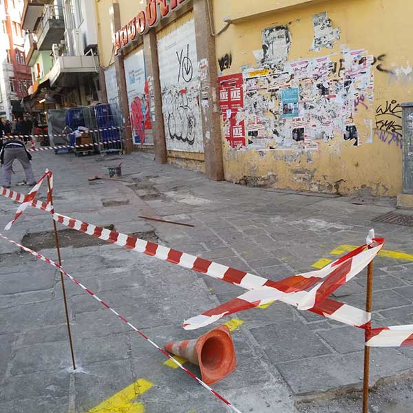 Επιδιορθώνονται οι πλάκες επί της πλατείας Ελευθερίας – Νέα χρήση του χώρου