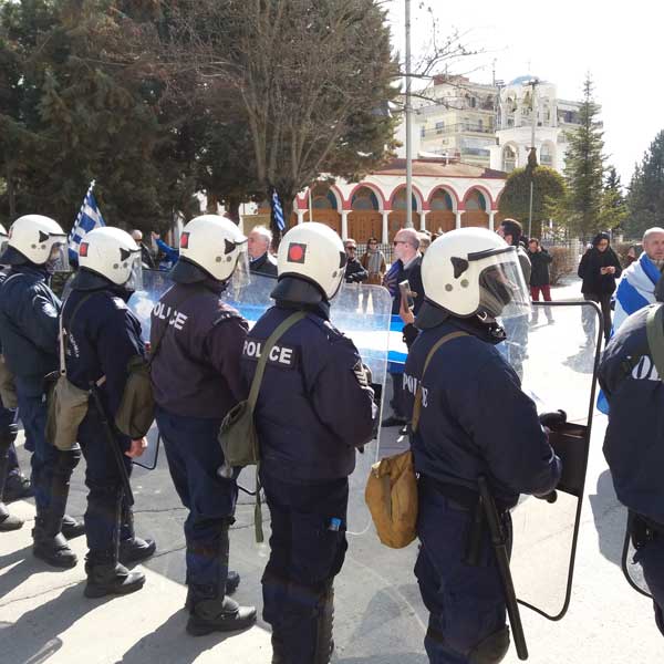 Τέσσερις αστυνομικοί και ένας 40χρονος τραυματίστηκαν στα επεισόδια έξω από τη Σχολή Πυροσβεστών – «Ο ρόλος της αστυνομίας είναι ιερός σε μια δημοκρατία και σε καμία περίπτωση δεν πρέπει να γίνεται μέσο εκτόνωσης της οποιασδήποτε πολιτικής πίεσης»