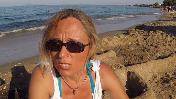 Άγνωστοι υποδύθηκαν λογιστή και έκλεψαν το σπίτι της Γρεβενιώτισσας εικαστικού Δήμητρας Λαμπρέτσα