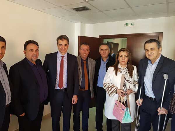 Υπόμνημα με τις βασικές παραμέτρους ανάπτυξης της επιχειρηματικότητας στην ΠΕ Κοζάνης επιδόθηκε στον Κυριάκο Μητσοτάκη
