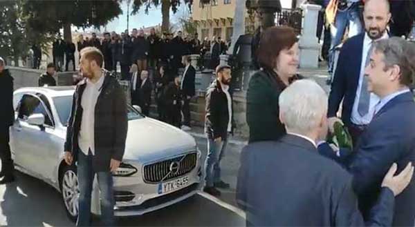 Ο Κυριάκος Μητσοτάκης έφτασε κάτω από δρακόντεια μέτρα και εν μέσω χειροκροτημάτων στη Σιάτιστα-Δείτε Βίντεο Φωτό