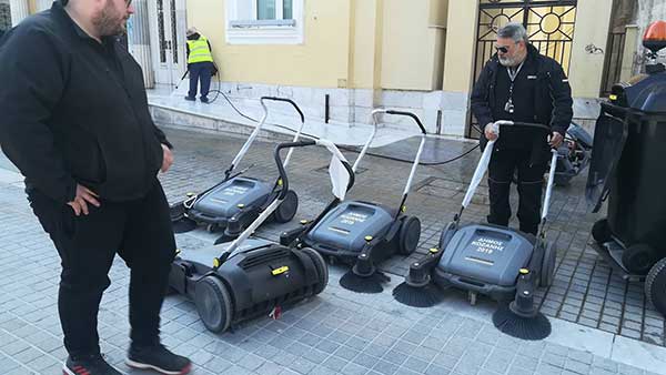 Τα νέα μηχανήματα οδοκαθαρισμού του δήμου Κοζάνης-Επίδειξη στο δημαρχείο