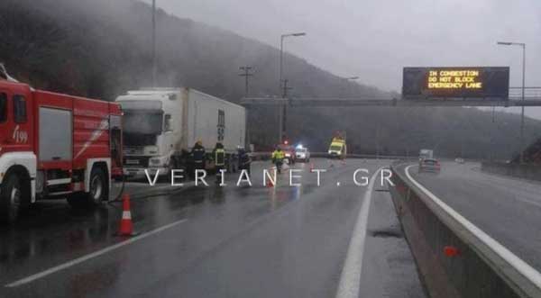 Φωτιά σε νταλίκα που βρισκόταν εν κινήσει στην Εγνατία στο τμήμα Βέροιας – Πολυμύλου