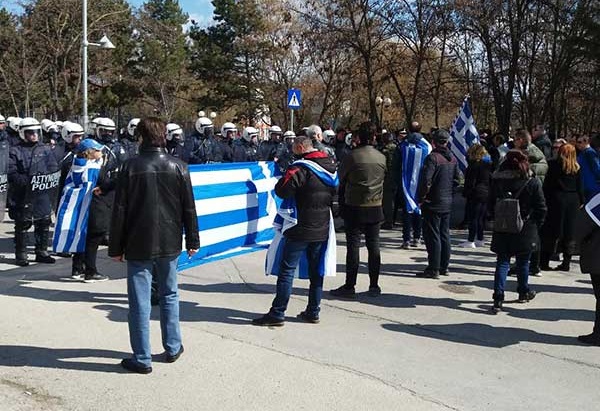 Ισχυρή αστυνομική δύναμη εμπόδισε διαδηλωτές να προσεγγίσουν τη Σχολή Πυροσβεστών Πτολεμαΐδας
