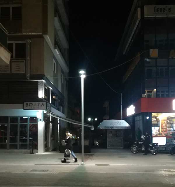 Πετούσε μπαλόνια με νερό στους περαστικούς στον πεζόδρομο της Κοζάνης!!