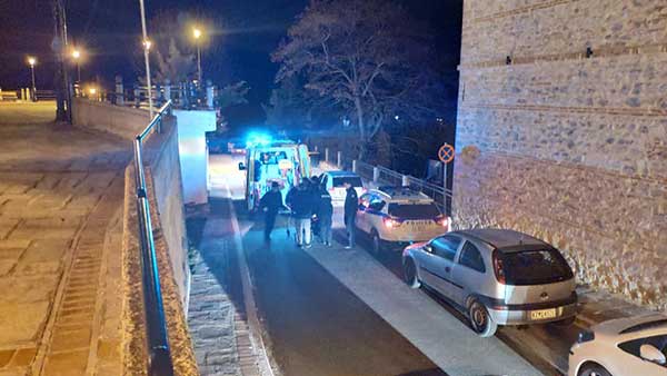 Μεθυσμένος Νεαρός κατέρρευσε στη μέση του δρόμου λίγο πρίν μπει στο αυτοκίνητο του στη Σιάτιστα