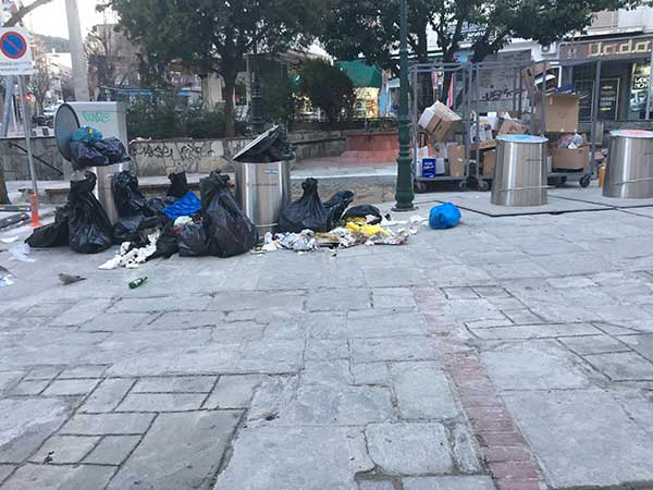 Αυτή είναι μια πρωινή φωτογραφία στους υπόγειους κάδους της πλατείας