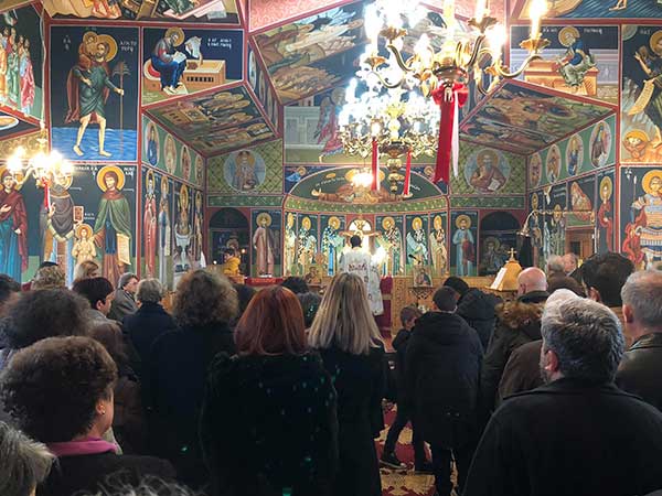 Πλήθος πιστών στο εξωκλήσι των Αγίων Χαραλάμπους και Χαρισίου στο Βελβεντό