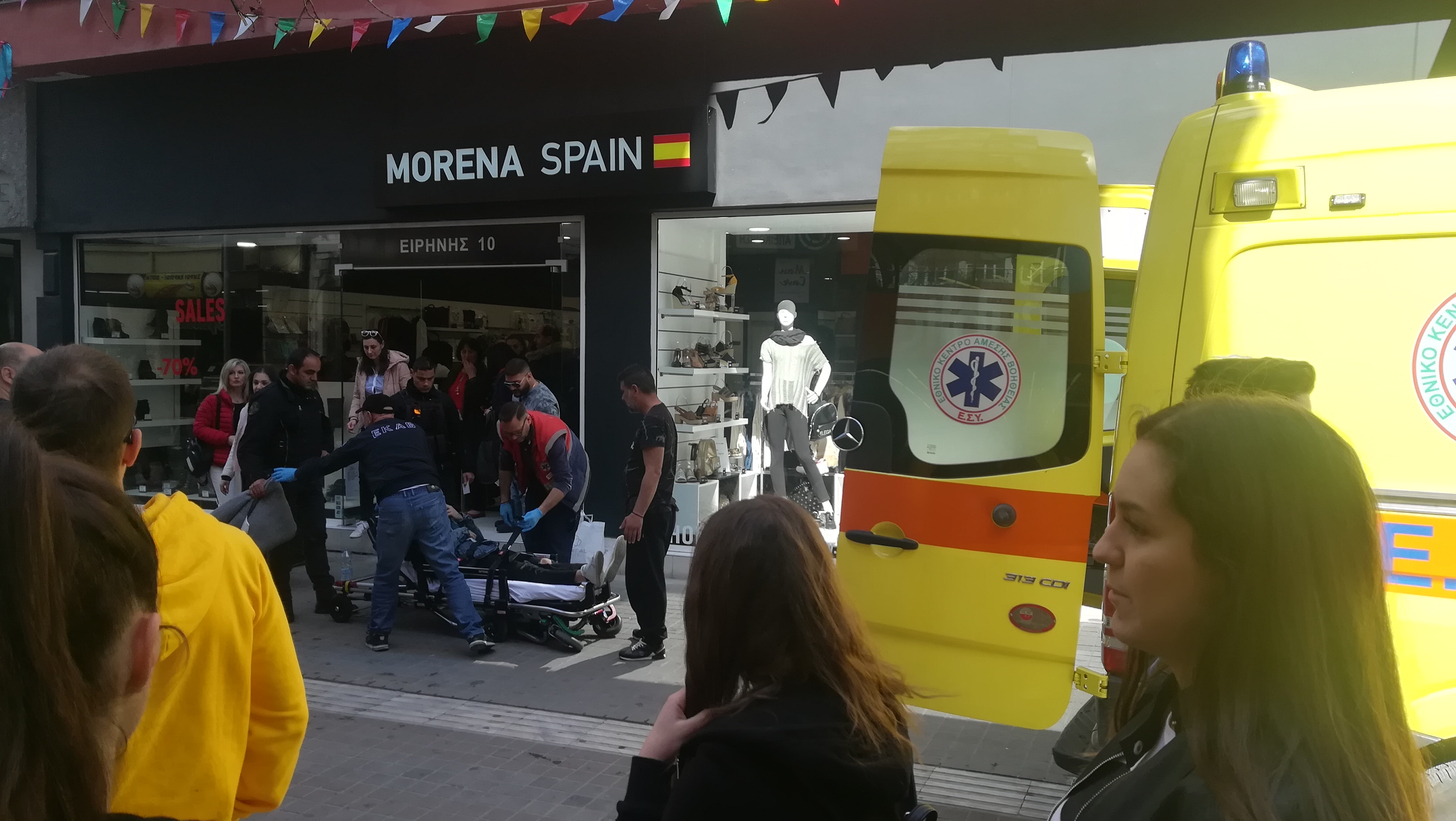 Νεαρός λιποθύμησε στον πεζόδρομο της Κοζάνης – Αναστάτωση στο κέντρο της πόλης