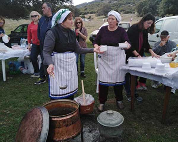 Παραδοσιακή φασολάδα σε καζάνι προσέφερε ο Πολιτιστικός και Μορφωτικός Σύλλογος Αιανής “Η ΠΡΟΟΔΟΣ” την Καθαρά Δευτέρα 