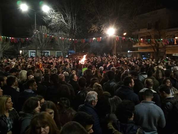 Πολύ κέφι, χορός και κρασί στο άναμμα του φανού “Αλώνια” – “Βούλιαξε” από κόσμο η πλατεία