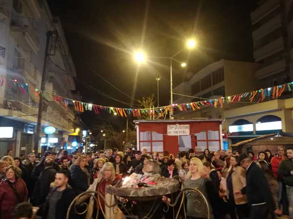 Άναψε την Τετάρτη ο φανός “Αριστοτέλης” – Μικροί και μεγάλοι χόρεψαν σε παραδοσιακούς αποκριάτικους ρυθμούς γύρω από τη φωτιά