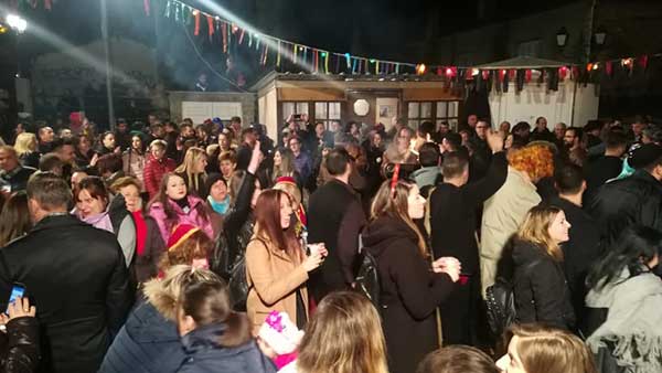 Το αδιαχώρητο στον φανό τ’Αη Δημήτρη από τον κόσμο – Βίντεο φωτό