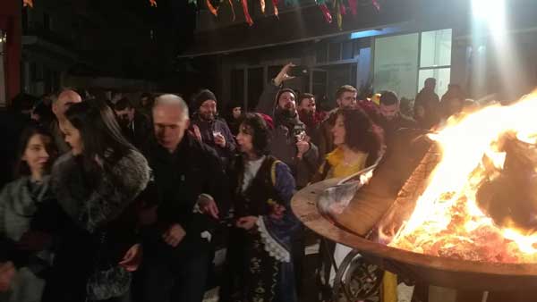 Πολύς κόσμος και μεγάλο γλέντι στο άναμμα του φανού “Παύλος Μελάς”