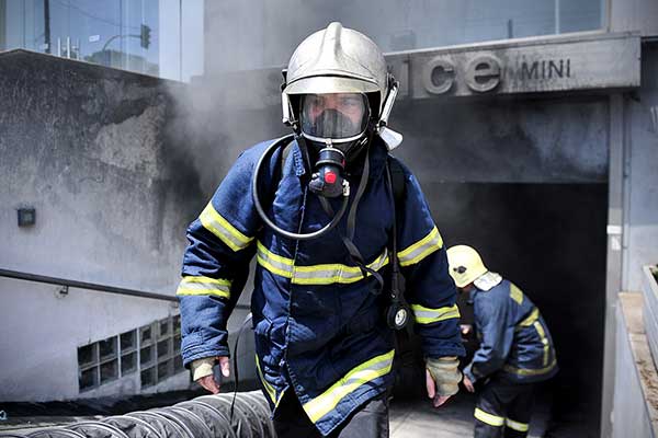 Φωτιά σε πολυκατοικία στα Γρεβενά – Η Πυροσβεστική απεγκλώβισε ηλικιωμένη