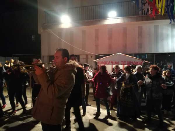Με πολύ κέφι και χορό γλέντησαν την Τετάρτη τα μέλη του λαογραφικού ομίλου “Φίλοι της Παράδοσης”