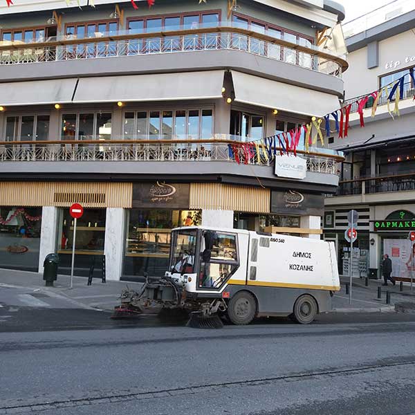 Από το πρωί τα συνεργεία καθαρισμού στην πλατεία της Κοζάνης