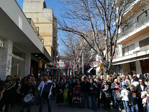 Τρελό γλέντι στον κεντρικό πεζόδρομο Κοζάνης