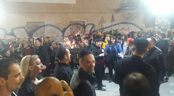 Μεγάλο γλέντι γύρω από τη φωτιά στο άναμμα του φανού “Κόζιανη” το βράδυ της Παρασκευής 